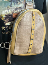 Load image into Gallery viewer, Nude Gator Mini Vertical